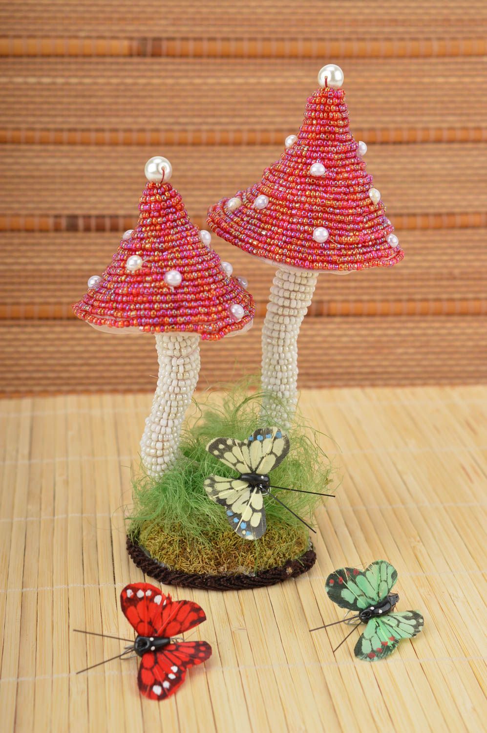 Композиция из бисера ручной работы декор для квартиры грибы из бисера Мухоморы фото 1
