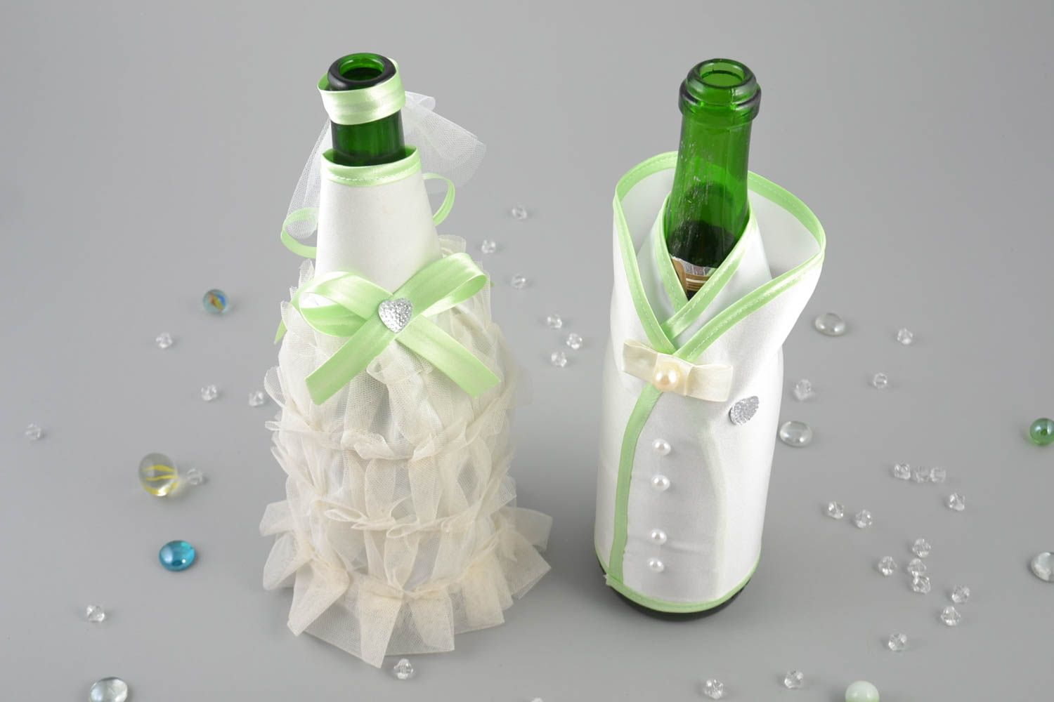 Habits de mariés pour bouteille de champagne faits main en satin blanc vert photo 1