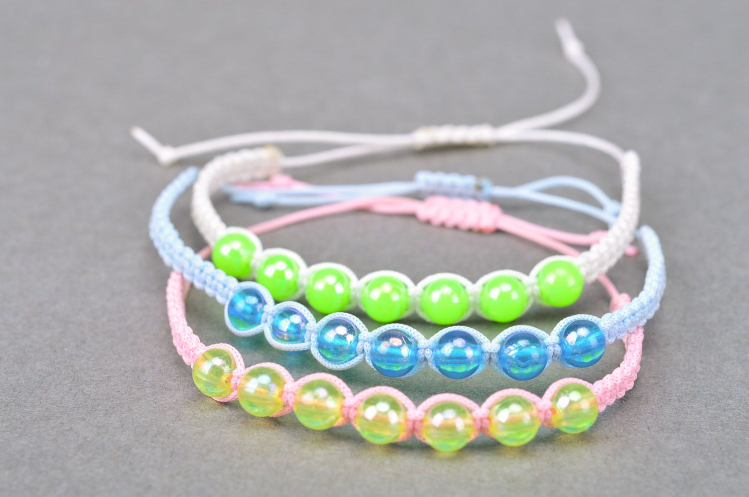 Комплект плетеных браслетов из бусин из 3 штук ручной работы разных цветов фото 5