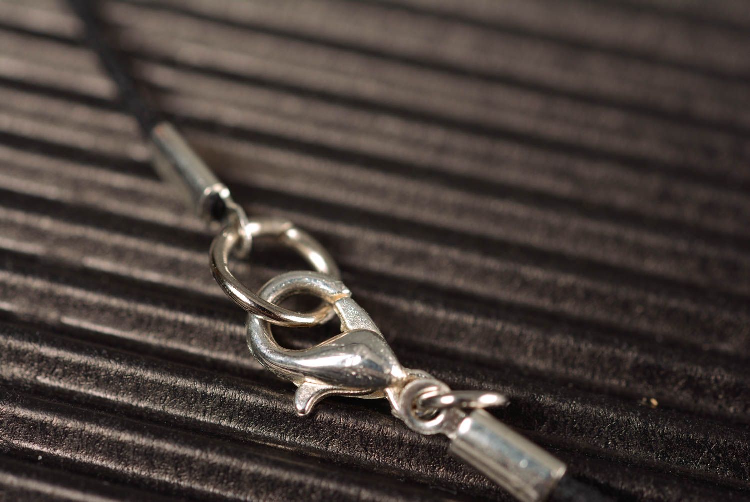 Collar artesanal de arcilla polimérica original en cordón accesorio de moda foto 5