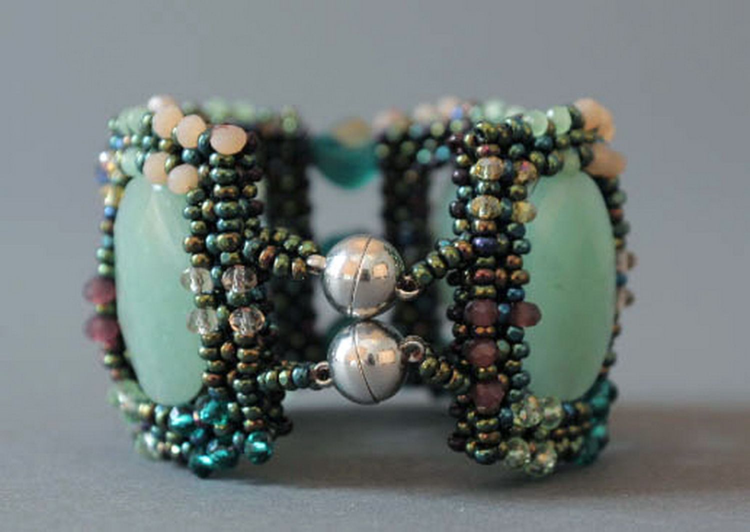 Handgemachtes Armband aus böhmischen Glasperlen und dekorativen Steinen foto 7