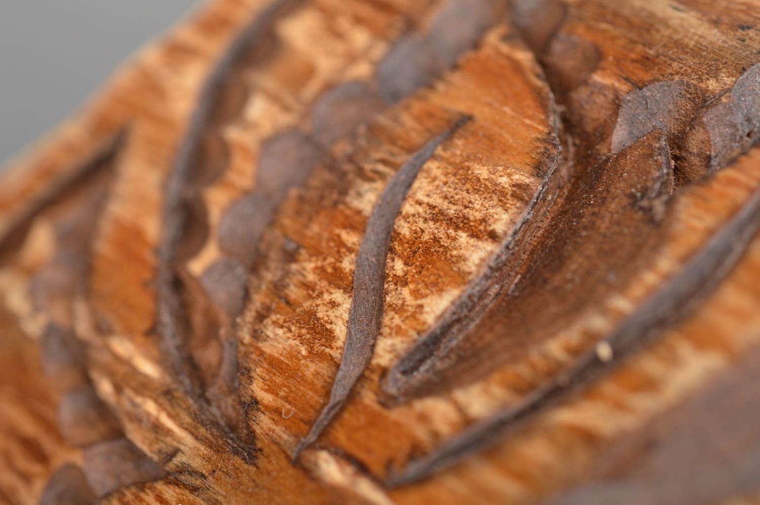 Деревянная кружка ручной работы в технике резьбы авторская оригинальная фото 5
