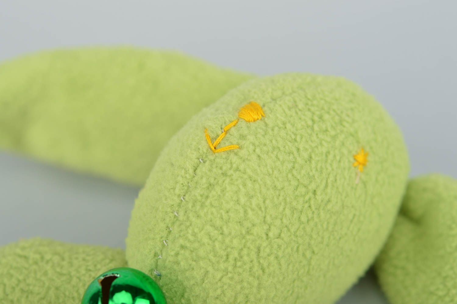 Baby Greifling Spielzeug handmade in Form vom hellgrünen Hasen mit Glöckchen foto 4