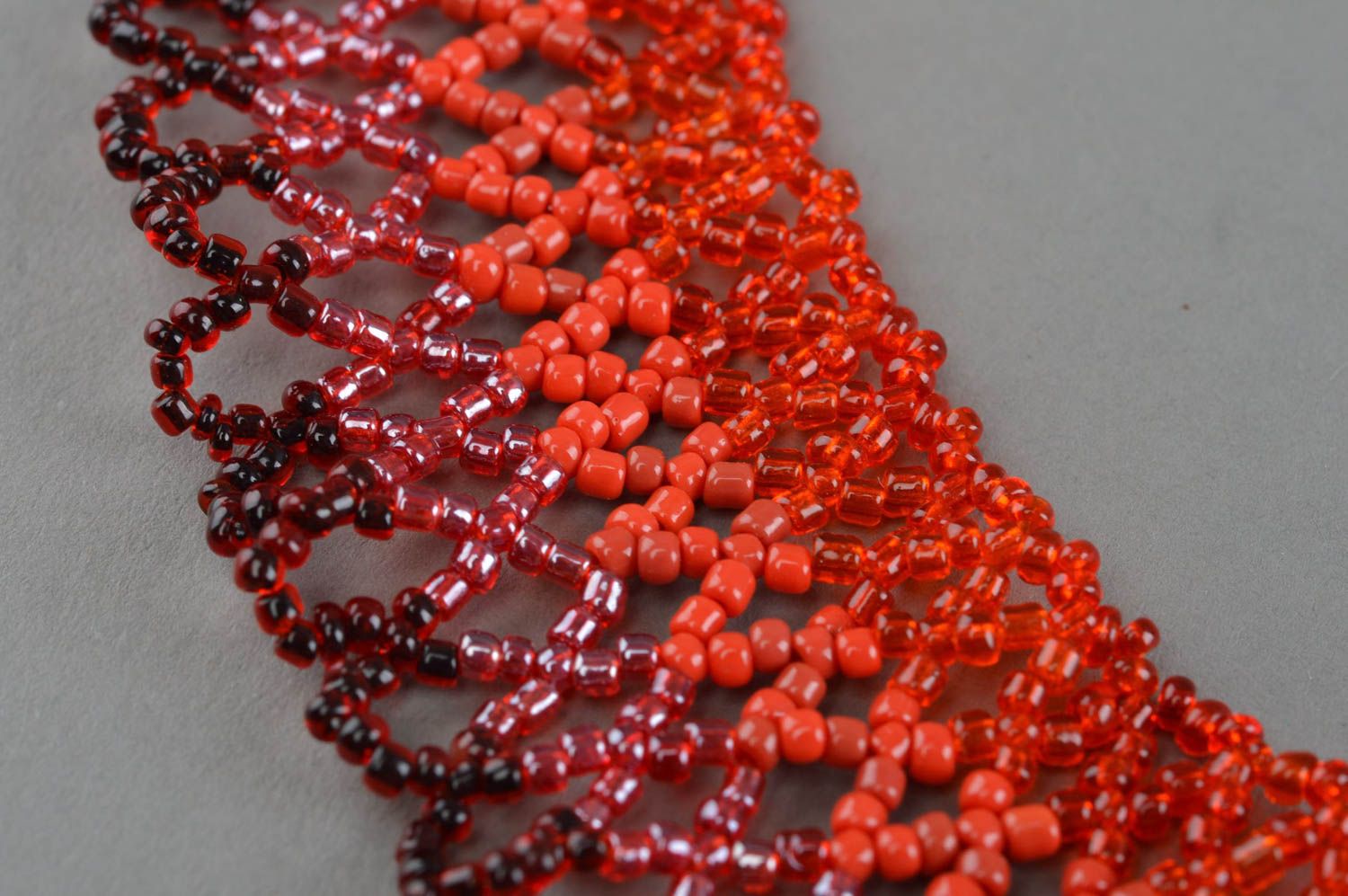 Ожерелье из бисера плетеное ручной работы оригинальное в красной цветовой гамме фото 3