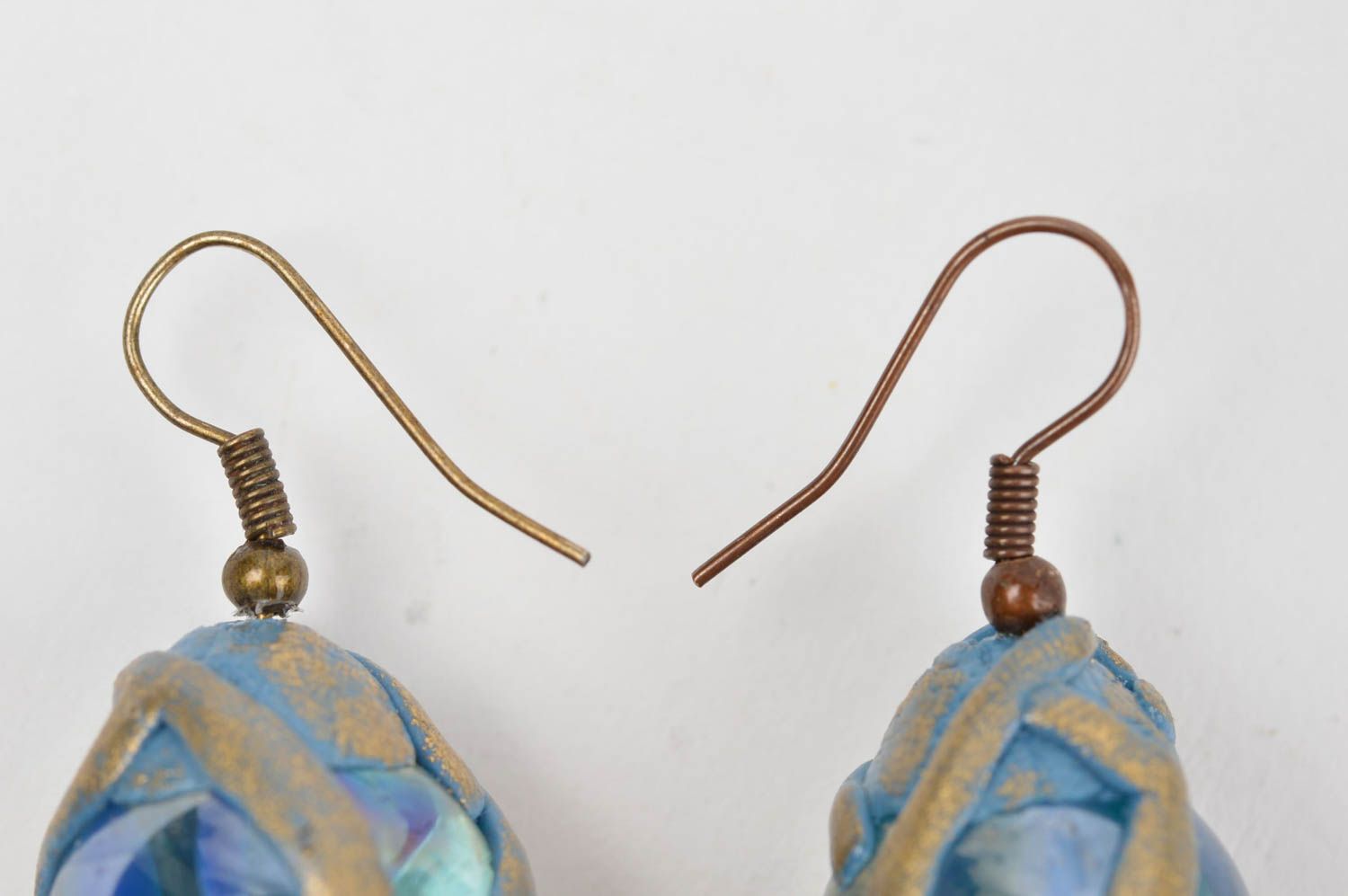 Boucles d'oreilles en verre et pâte polymère bleu doré originales faites main photo 4