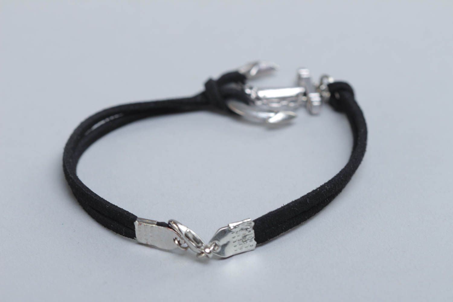 Bracelet en daim mince noir avec ancre fait main de style marin original photo 4