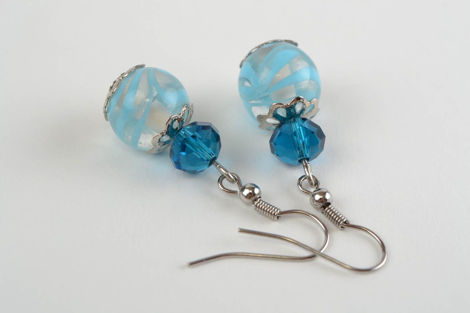 Boucles d'oreilles pendantes perles bleues de verre faites main élégantes photo 4
