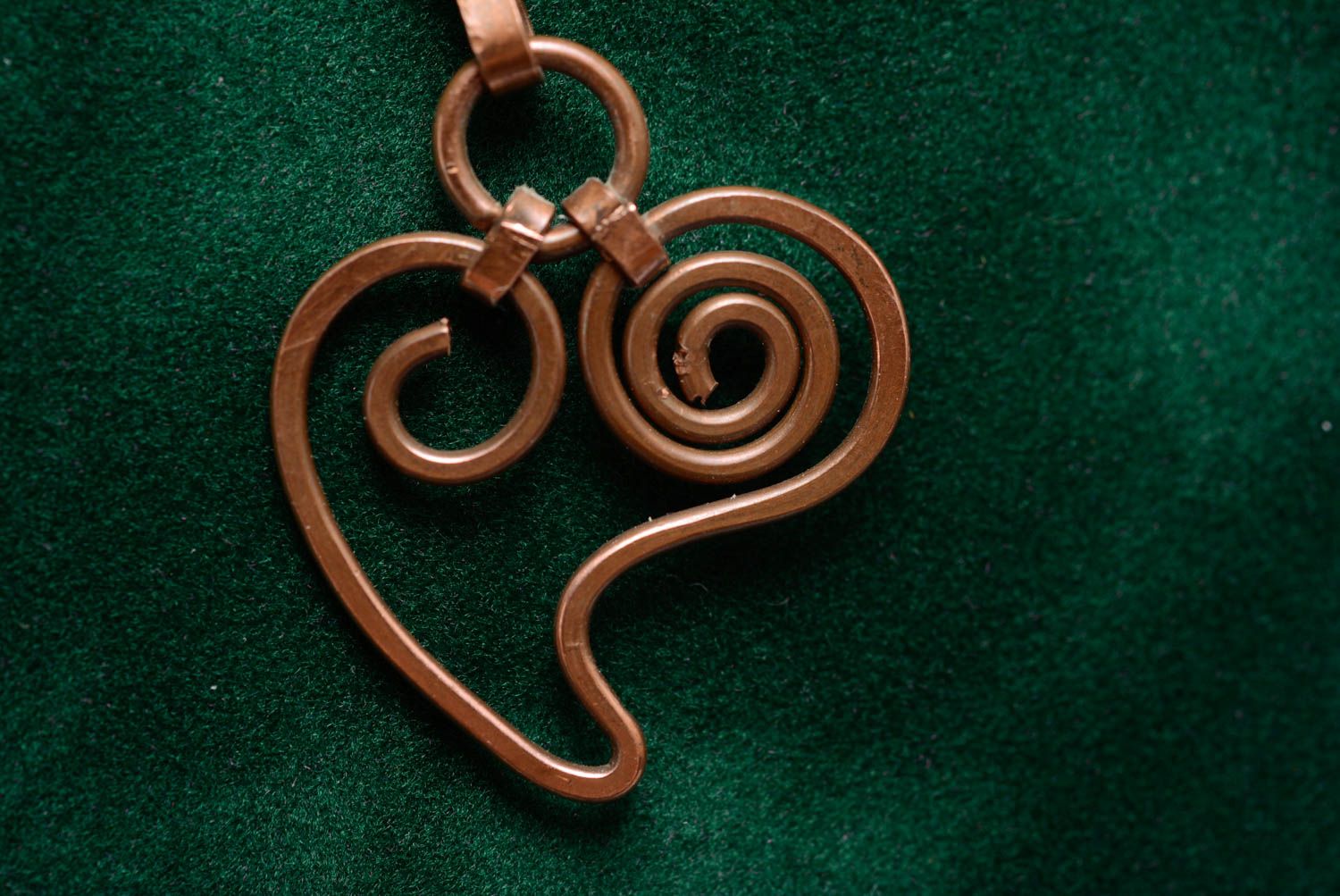 Petit pendentif en cuivre torsadé coeur fait main technique wire wrapping photo 1