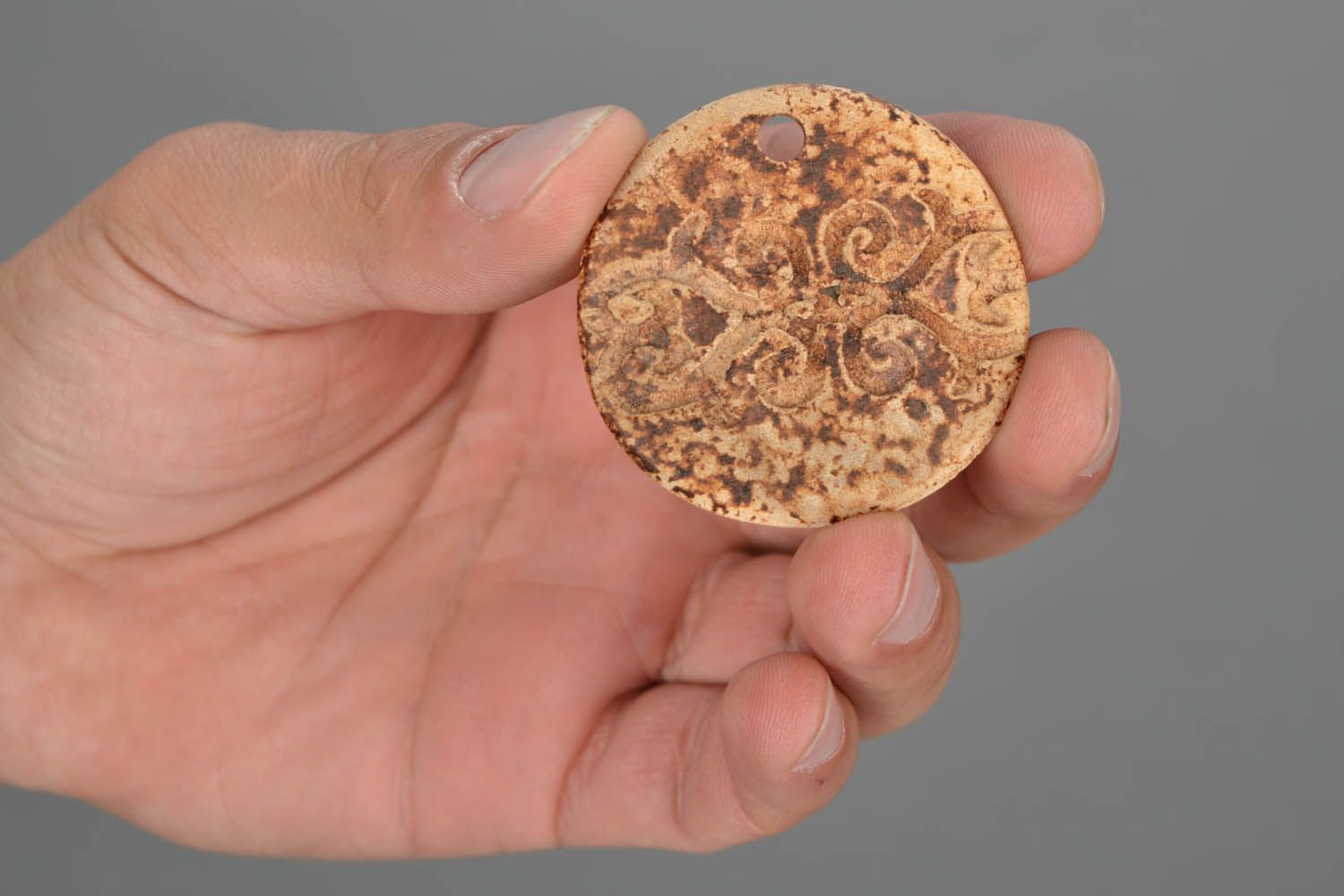 Runder Anhänger aus Keramik Antike Münze foto 2