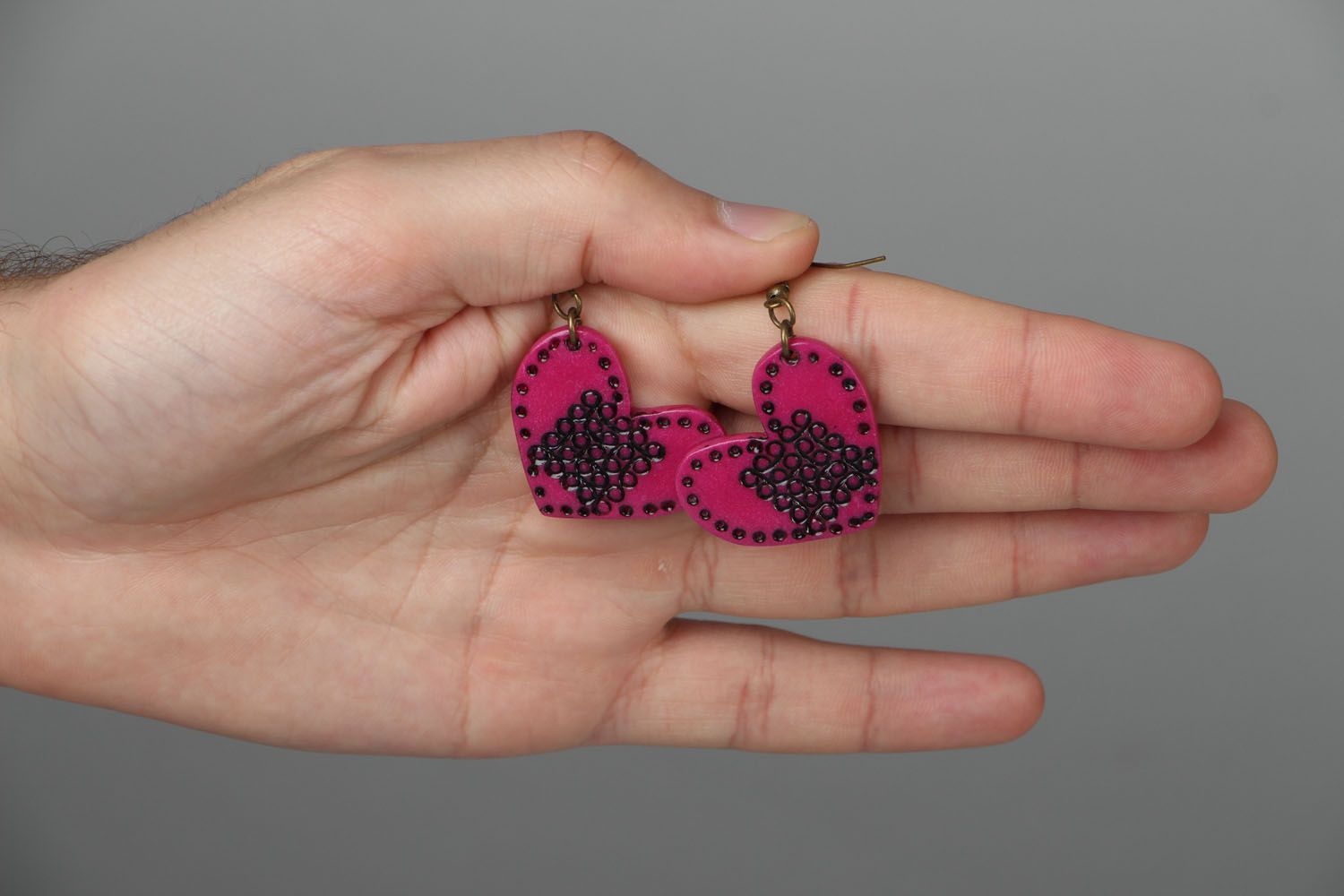 Pendientes hermosos de arcilla polimérica “Corazón rosado” foto 3