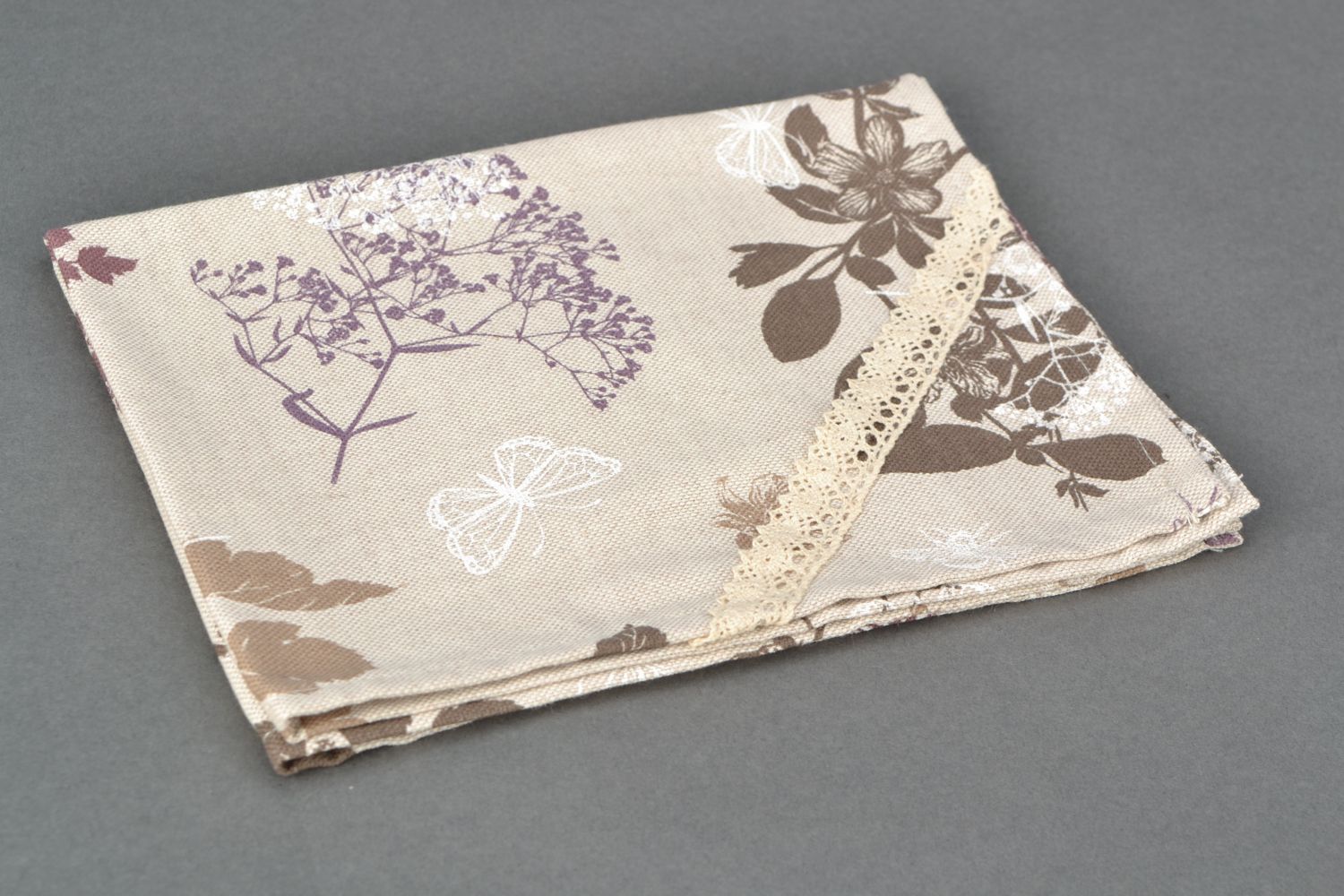 Napperon rectangulaire décoratif en tissu beige imprimé avec dentelle fait main photo 3