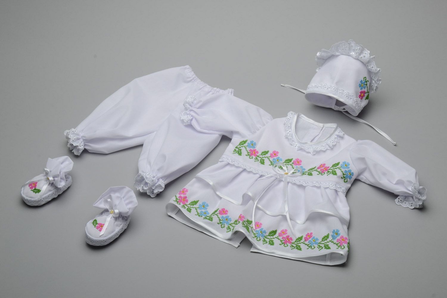 Нежный комплект одежды для девочки платье панталоны пинетки и чепчик ручной работы фото 1