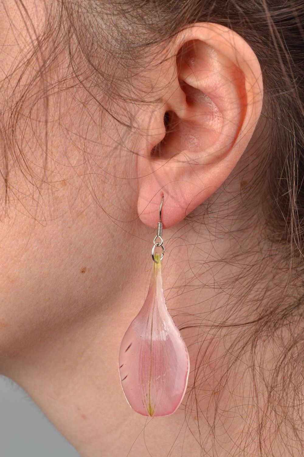 Handgemachte Ohrringe Set aus Epoxidharz Blumenblättern von Inkalilie für Frauen foto 2