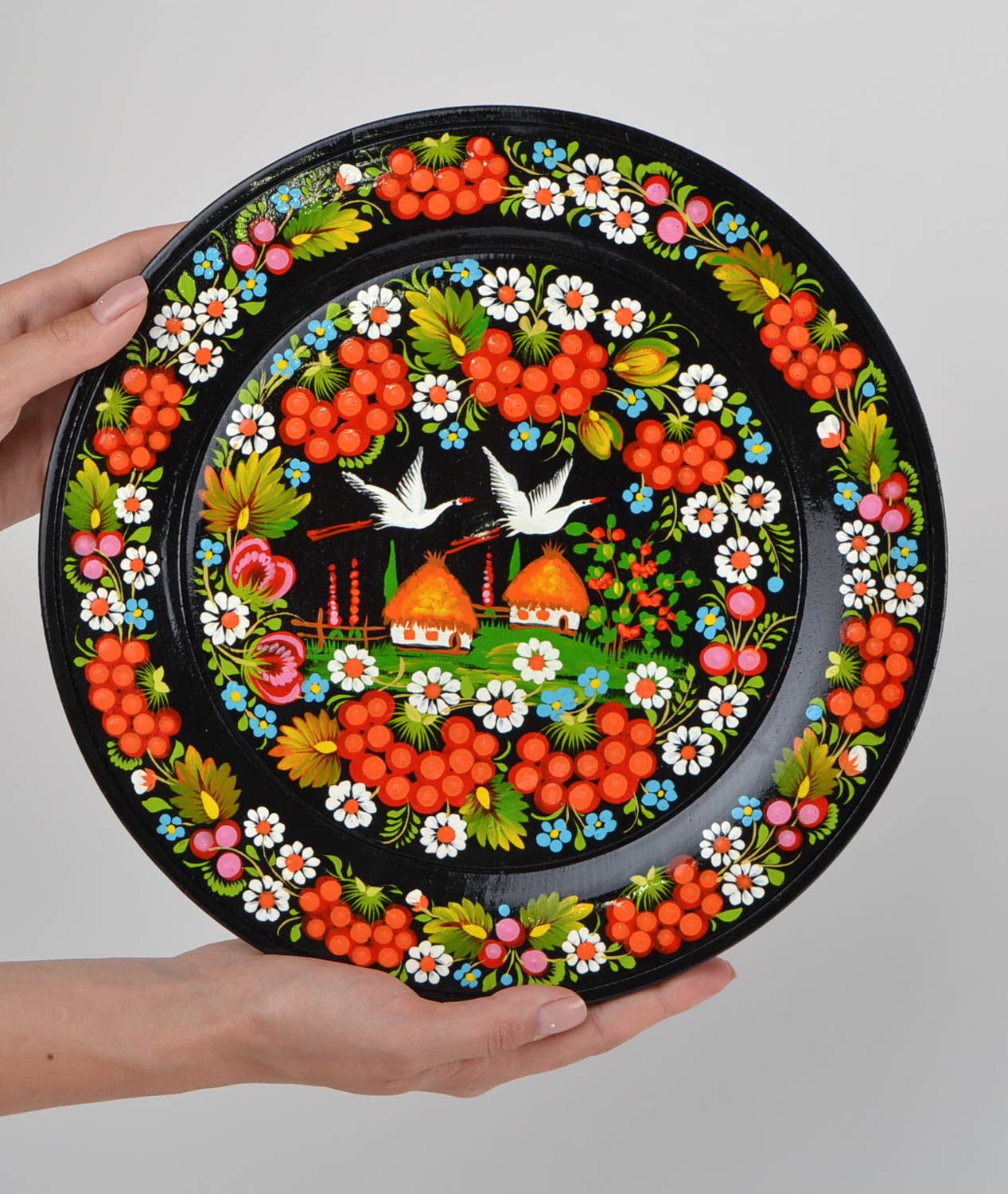 Большая деревянная тарелка с Петриковской росписью ручной работы черная фото 1