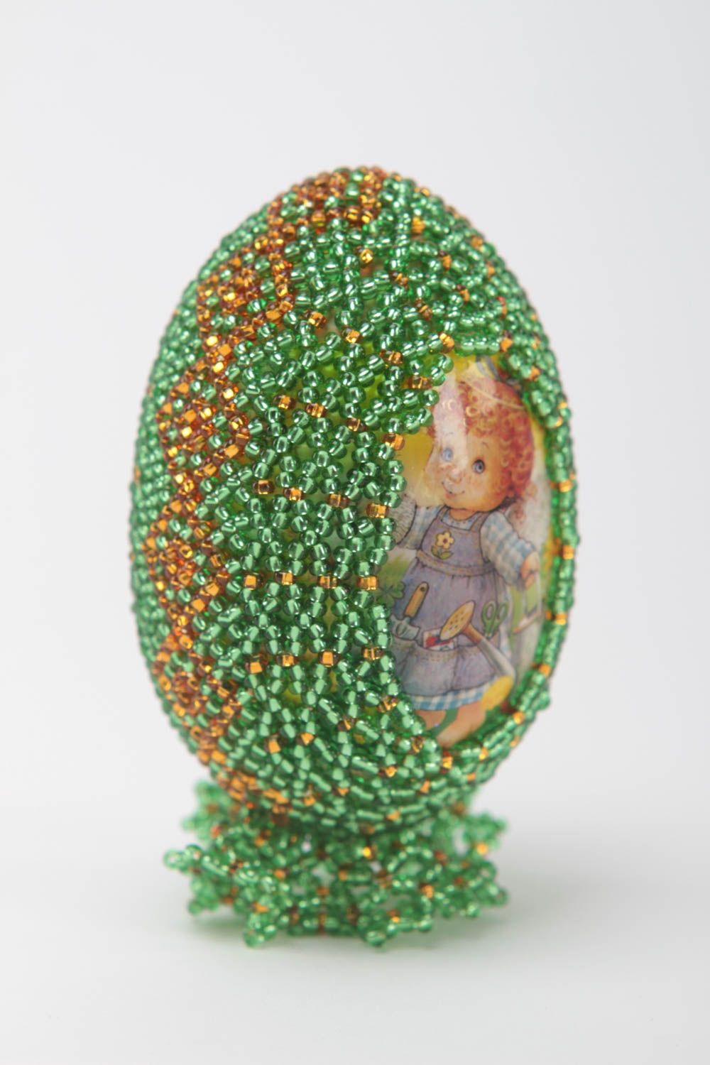 Декоративное яйцо из бисера зеленое красивое на деревянной основе ручная работа фото 3