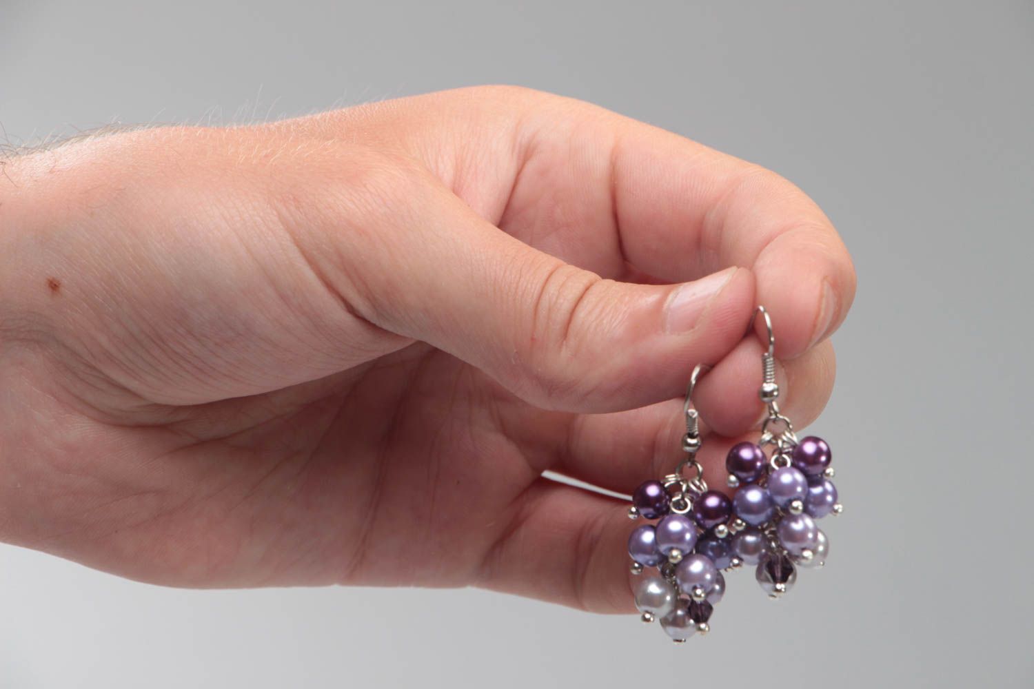 Violette schöne handmade Ohrringe aus Keramikperlen in Form der Weintrauben foto 5