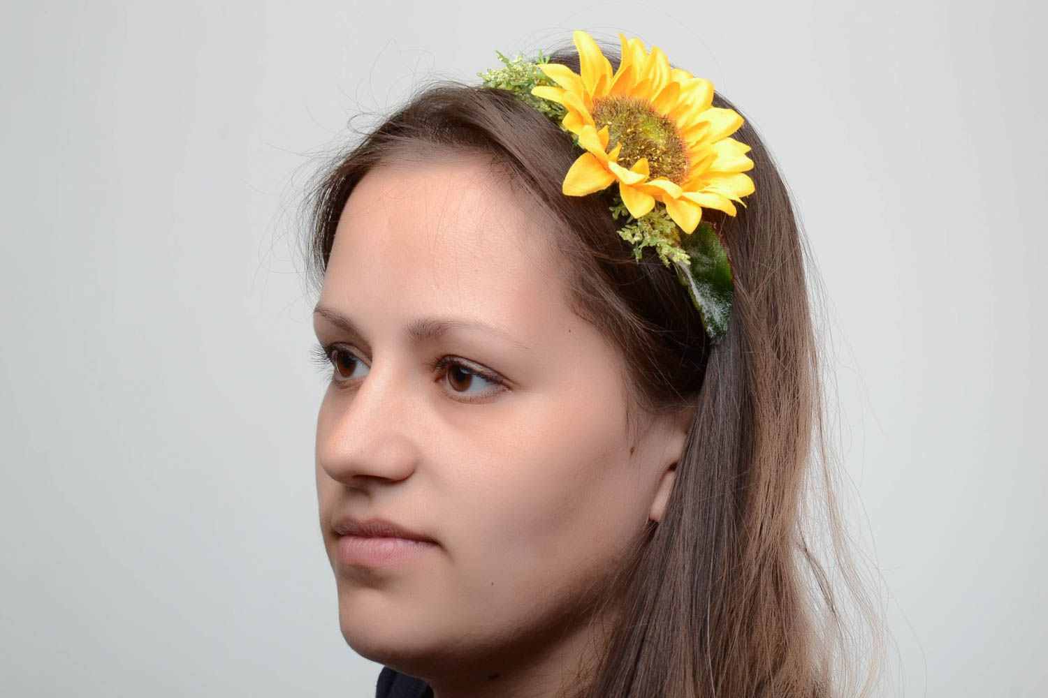 Handmade decorative summer headband woven of green ribbons with large sunflower photo 5