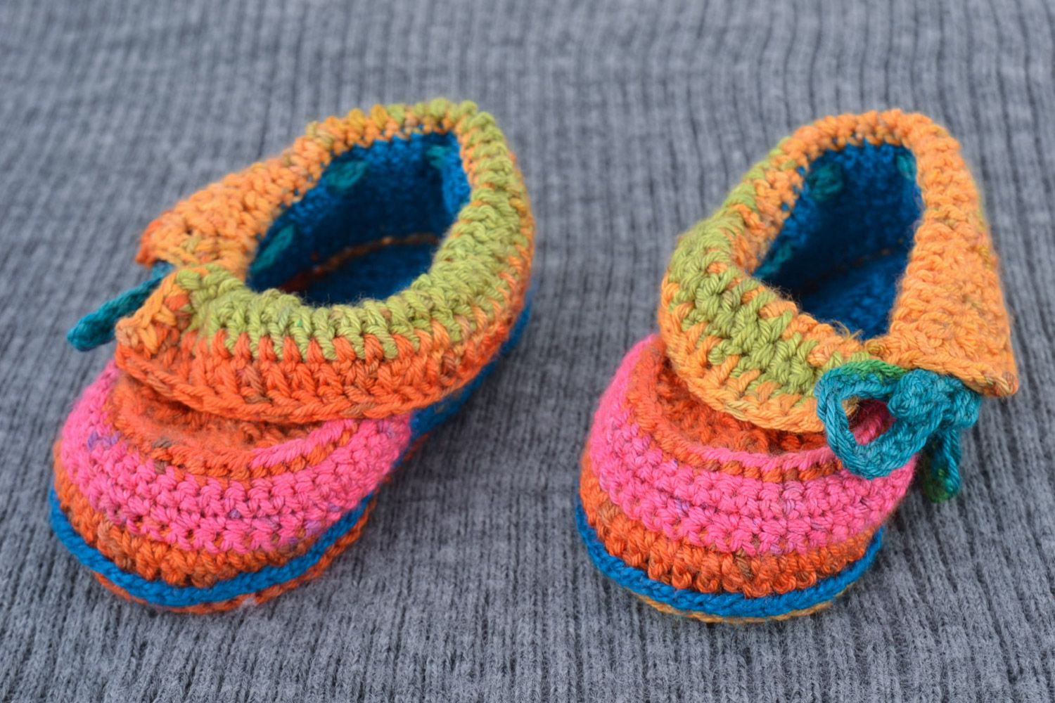 Яркие маленькие вязаные туфельки крючком из шерсти ручной работы для ребенка фото 1