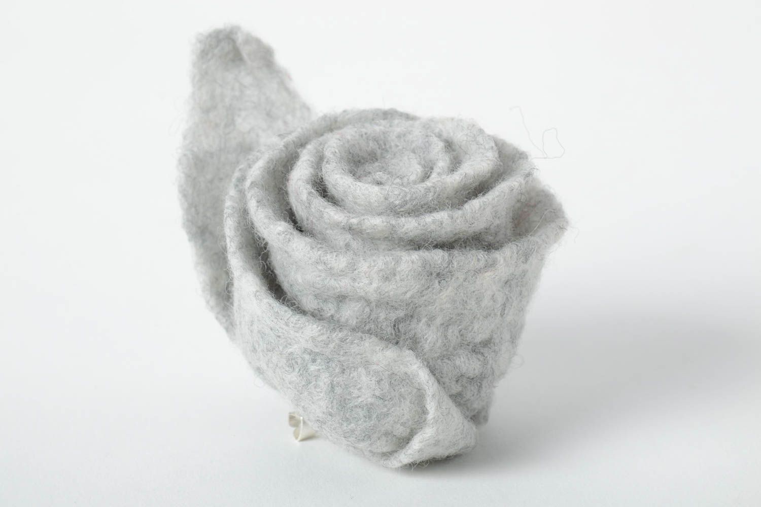 Handmade Brosche Rose gefilzter Schmuck Accessoire für Frauen originell grau foto 5