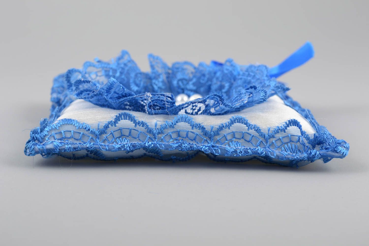 Свадебная подушечка для колец с бусинками и синим кружевом ручной работы яркая фото 4