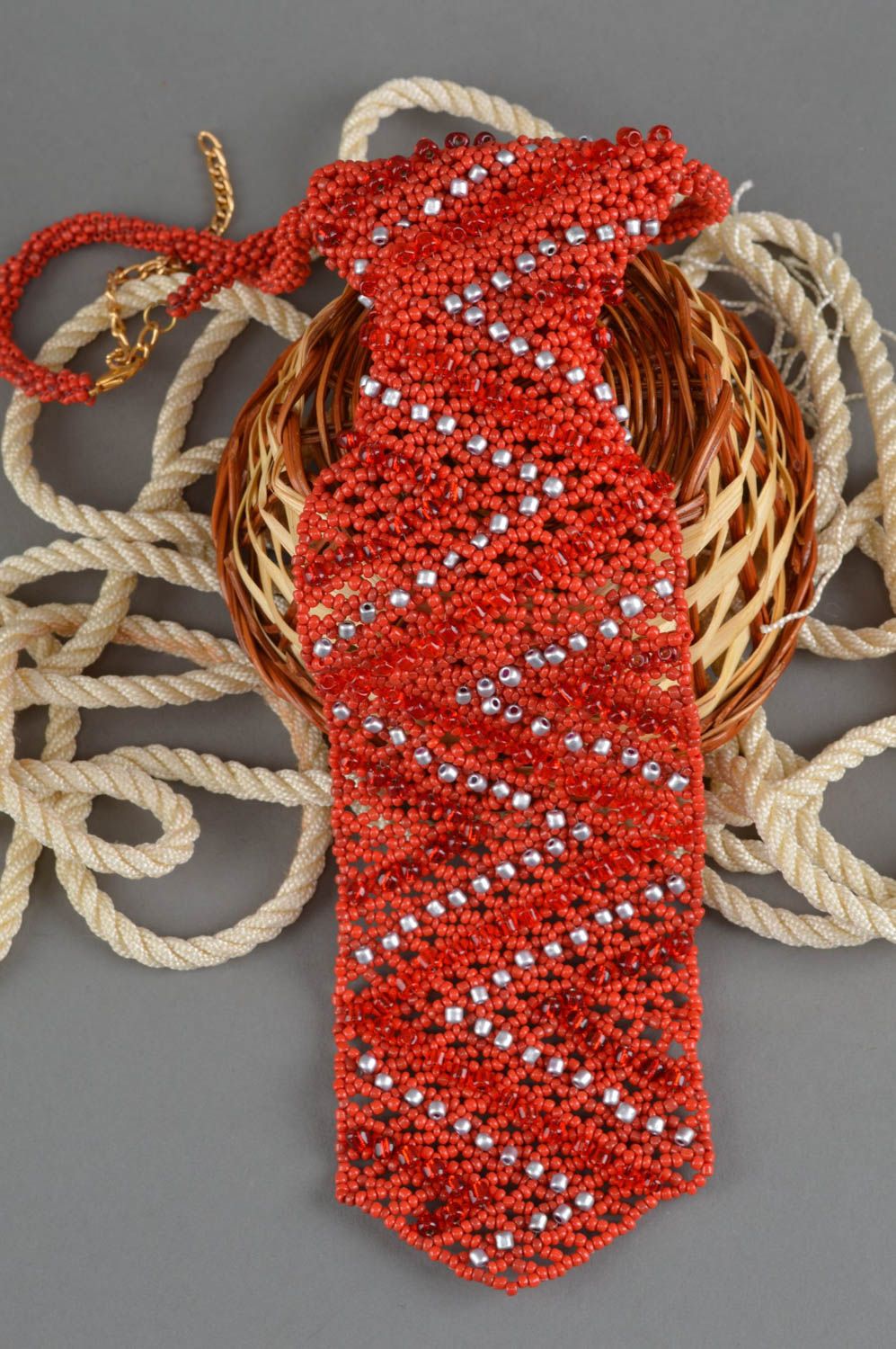 Красный женский галстук из бисера и бусин авторский аксессуар ручной работы фото 1