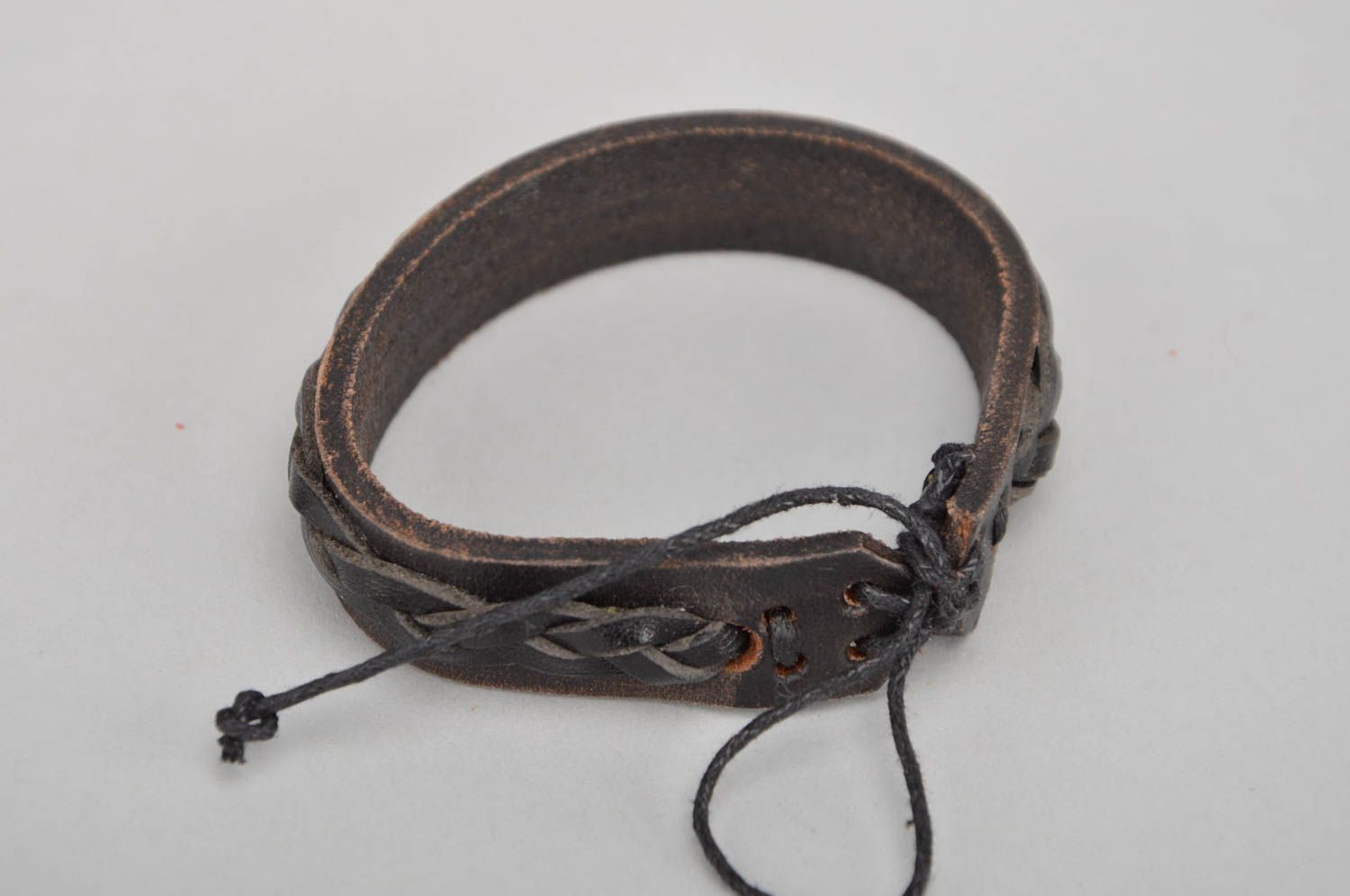 Handmade laconic black genuine leather thin wrist bracelet unisex accessory photo 4