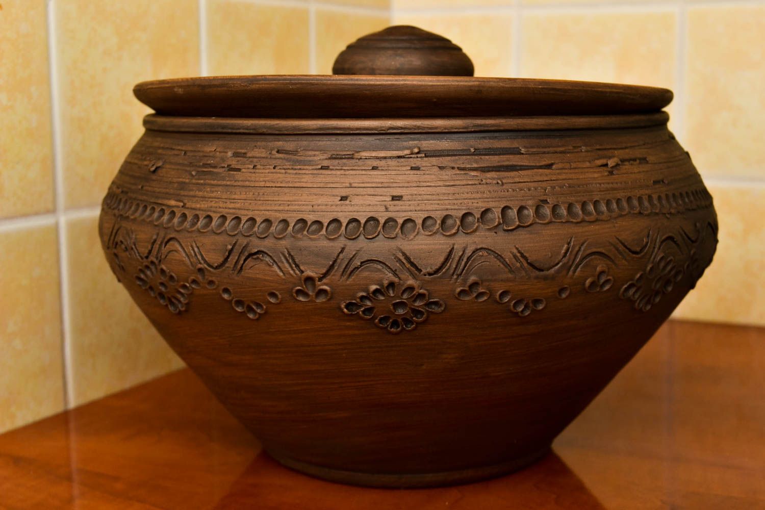 Pot cuisine Petite cocotte faite main marron ornementée Vaisselle en céramique photo 1