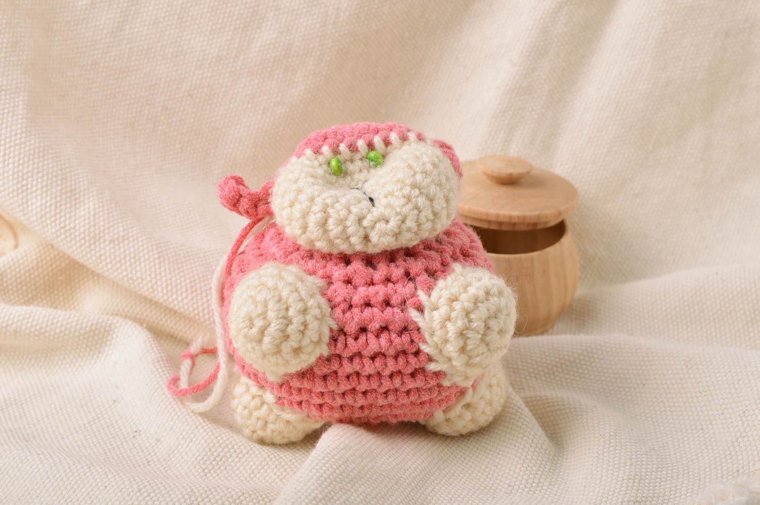 Jouet à suspendre petit Mouton rose tricoté au crochet beau original fait main photo 1
