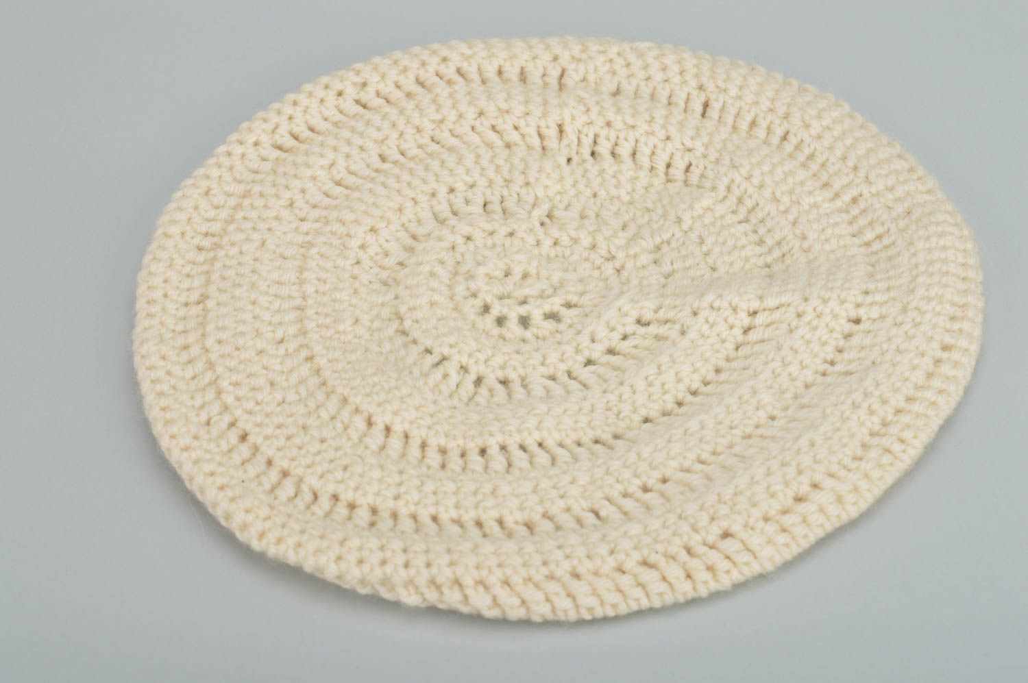 Schöne elegante beige Baskenmütze für Damen aus Baumwolle gehäkelt Handarbeit foto 1