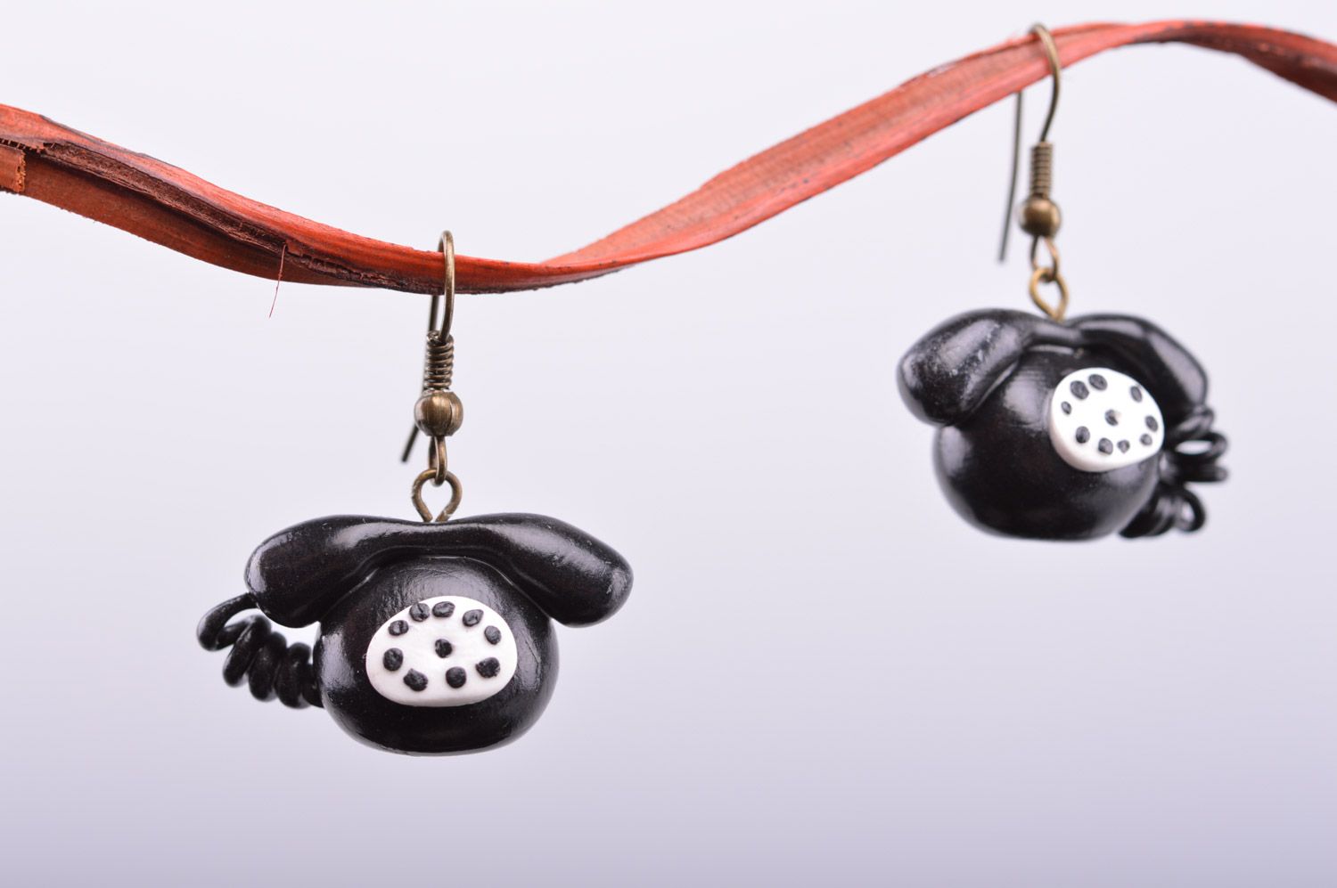 Handgemachte Ohrringe aus Ton mit Anhängern Telefonapparaten in Schwarz und Weiß foto 4