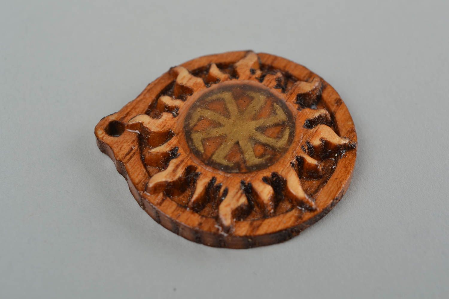 Amuleto protector colgante de madera artesanal Remolino en Sol de fresno tallado foto 4