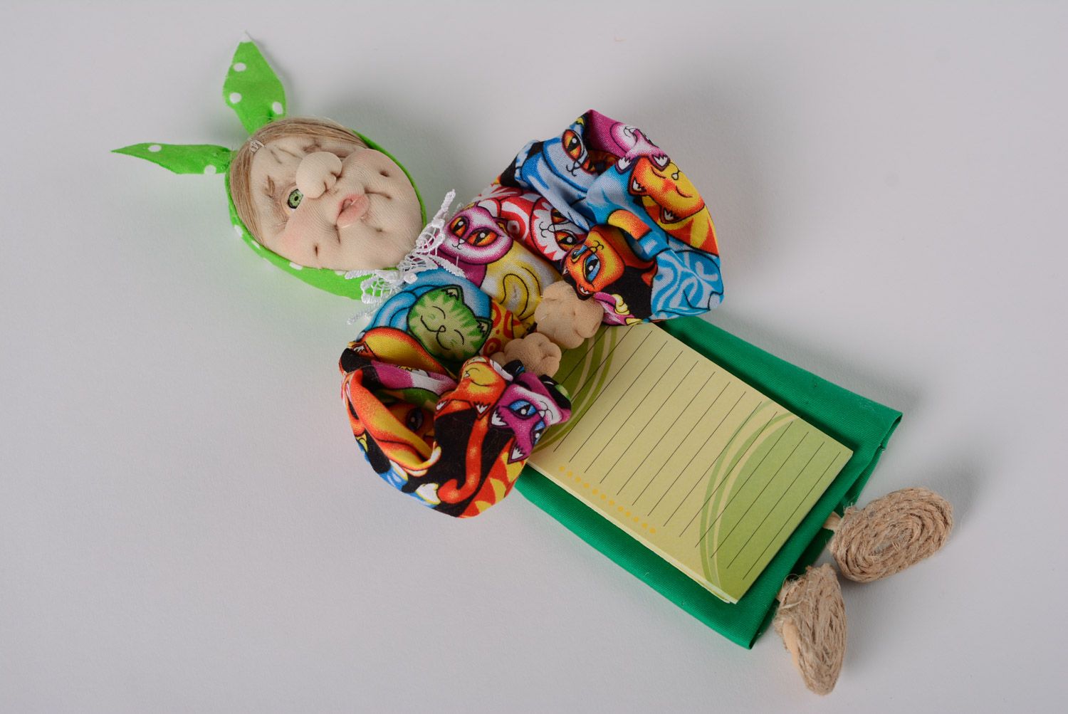 Чулочная кукла магнит на холодильник со стикерами для записей ручная работа фото 2