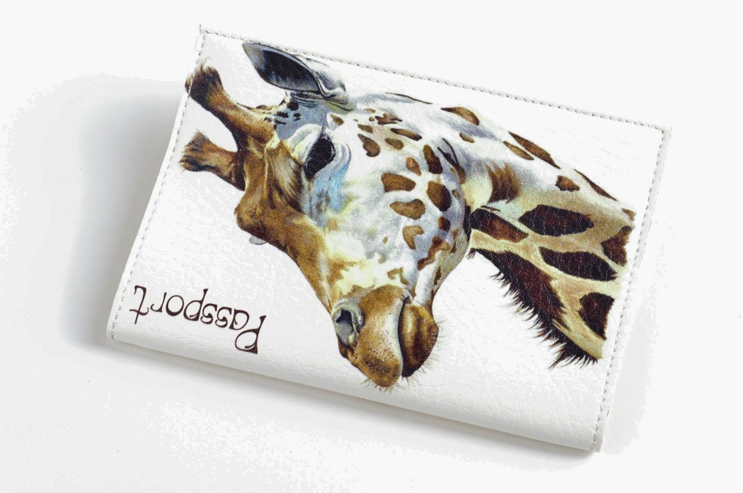 Estuche de cuero artesanal regalo personalizado funda para pasaporte con jirafa foto 2