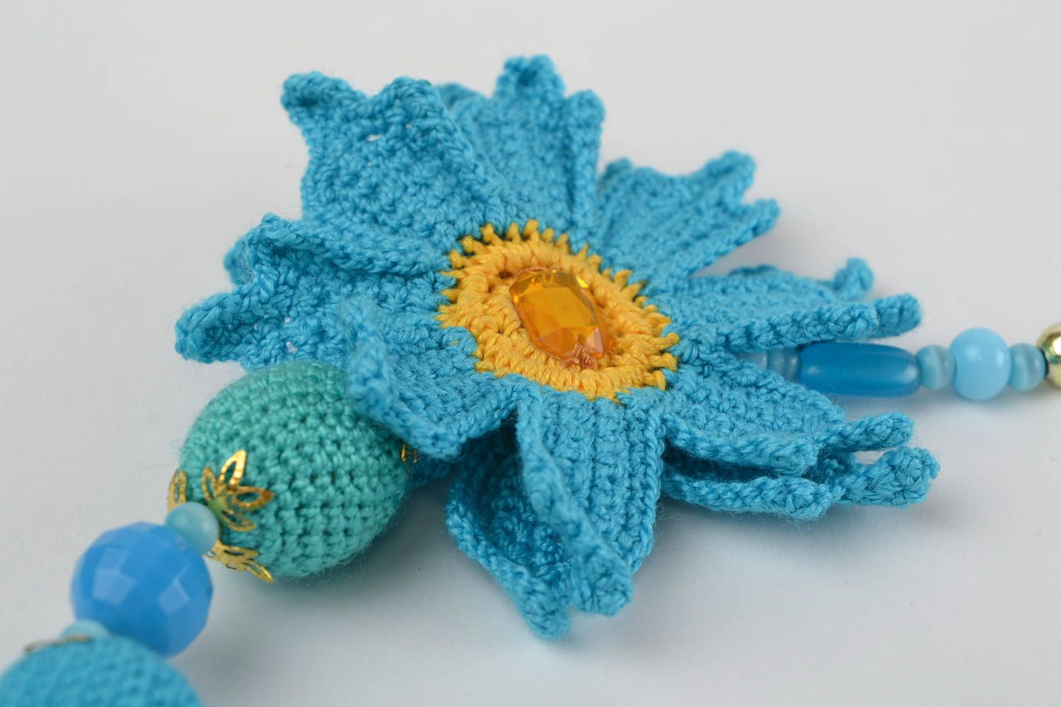 Колье из обвязанных бусин с цветком ручной работы голубое крупное объемное фото 4