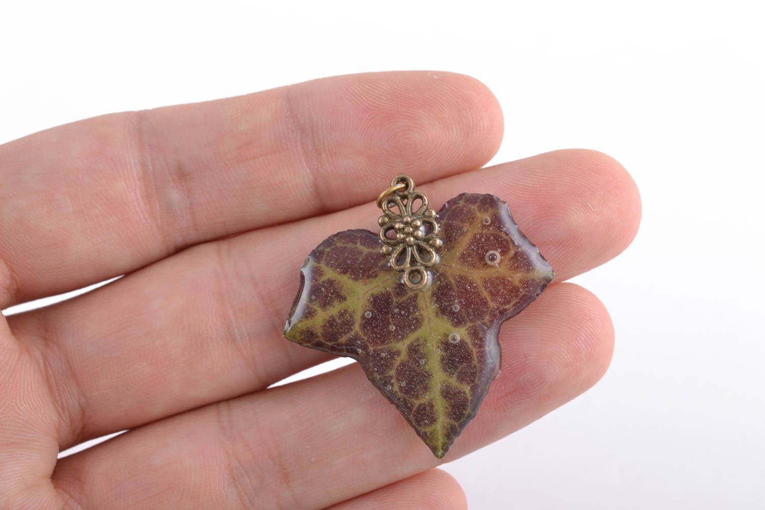 Neck pendant with dried ivy leaf coated with epoxy resin photo 2
