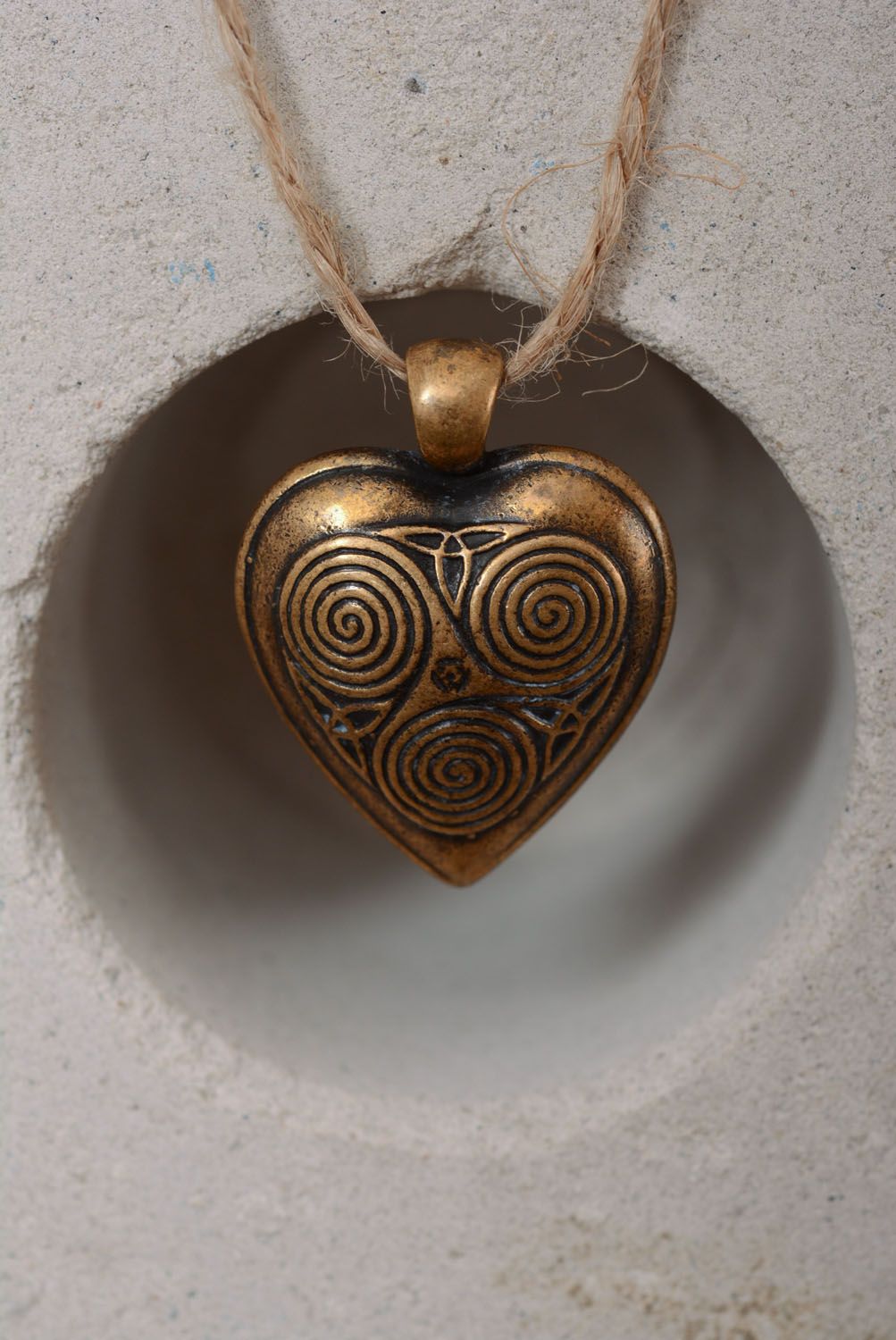 Heart-shaped bronze pendant photo 4