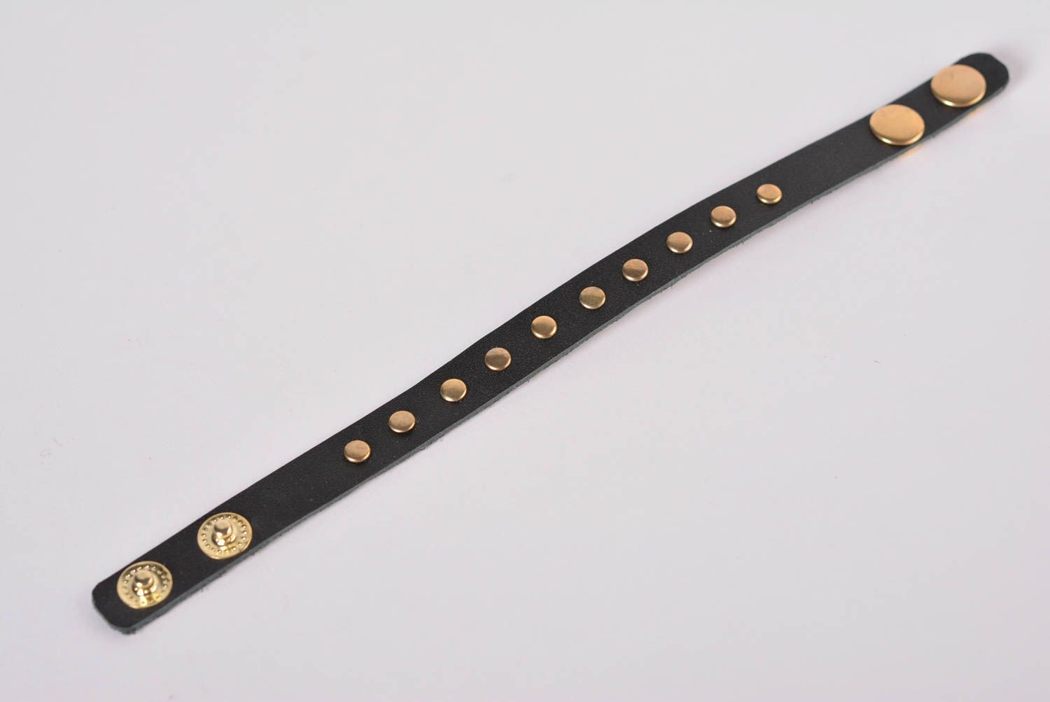 Bracelet cuir Bijou fait main noir avec éléments métalliques Accessoire design photo 4