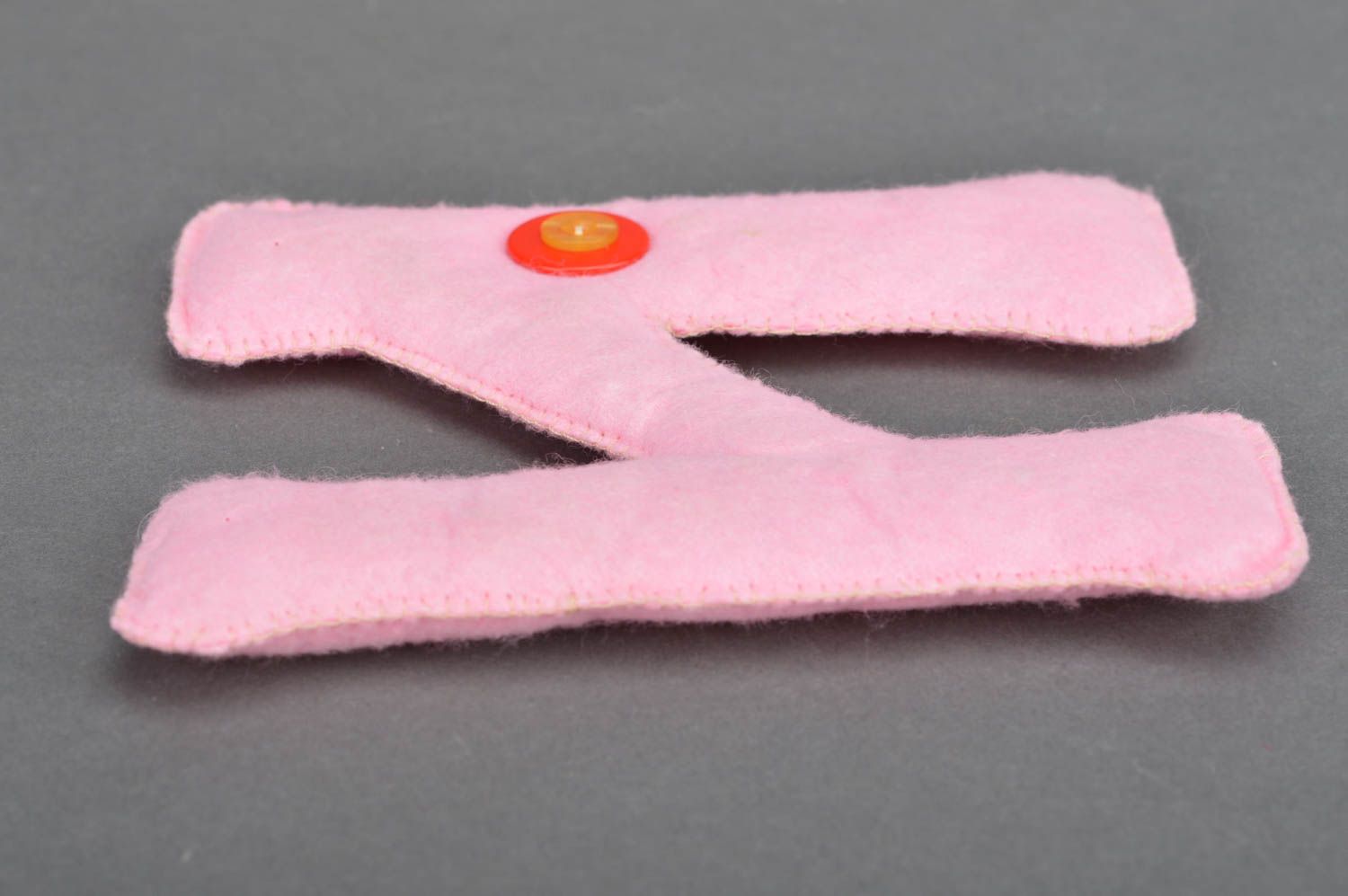 Petite lettre en feutre N rose décorative faite main avec bouton pour enfant photo 5