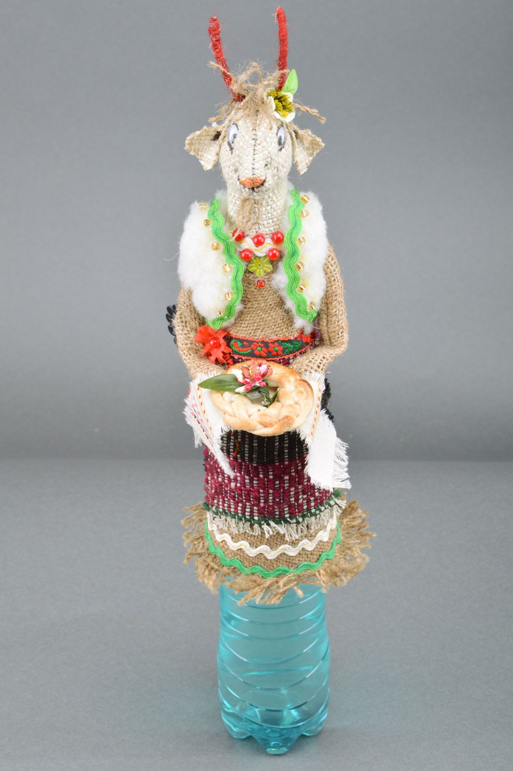 Чехол на бутылку игрушка в виде козы из мешковины с калачом ручной работы декор фото 5