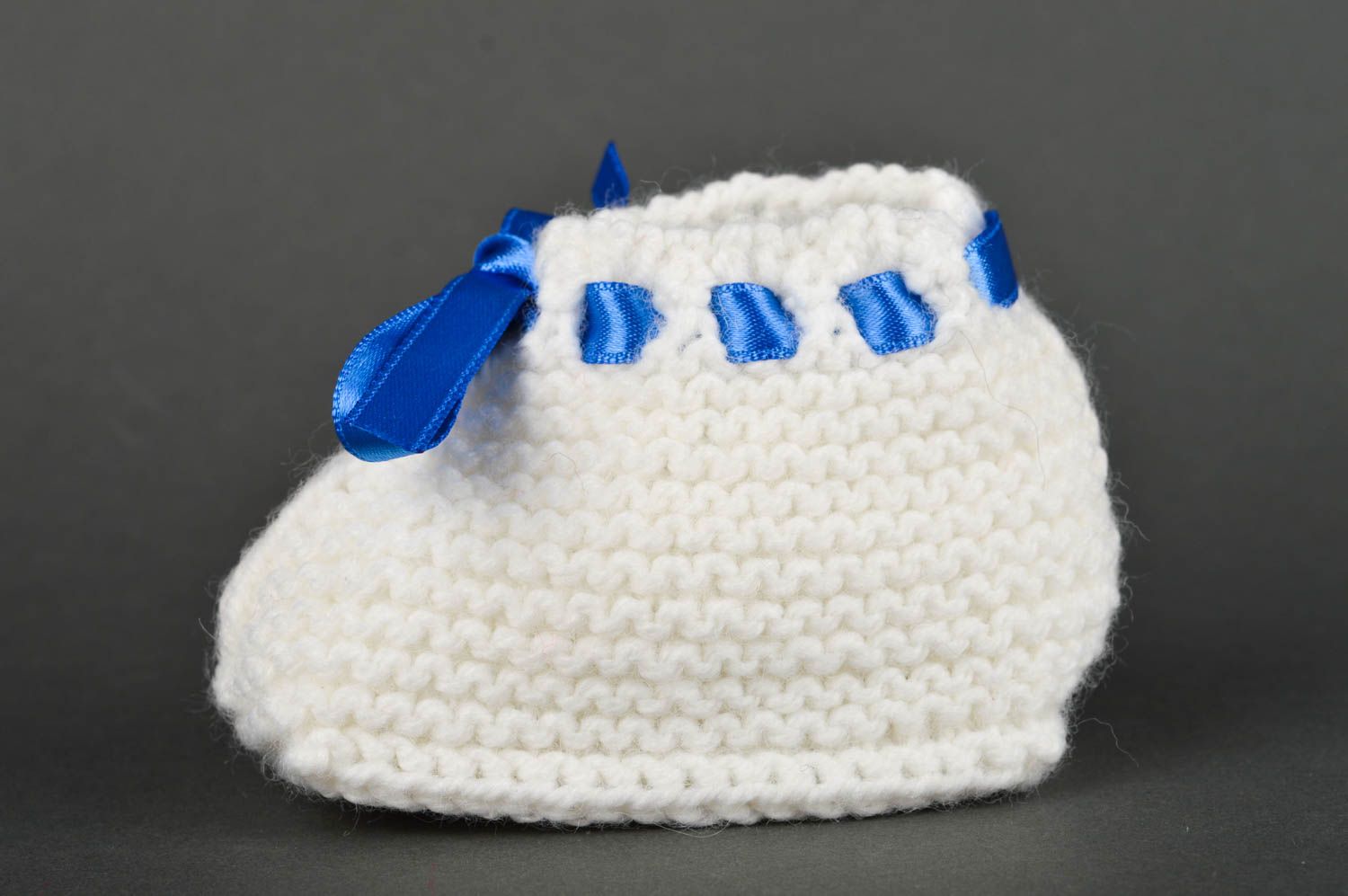 Chaussons bébé tricot faits main Chaussures bébé blanc-bleu Vêtement bébé photo 3