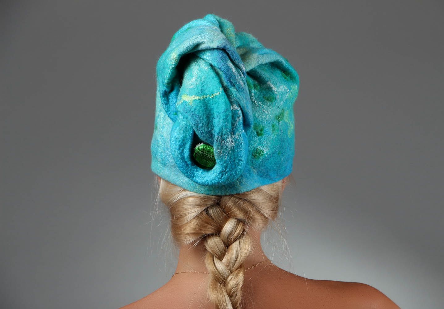Bonnet turquoise en laine feutrée faite main photo 5