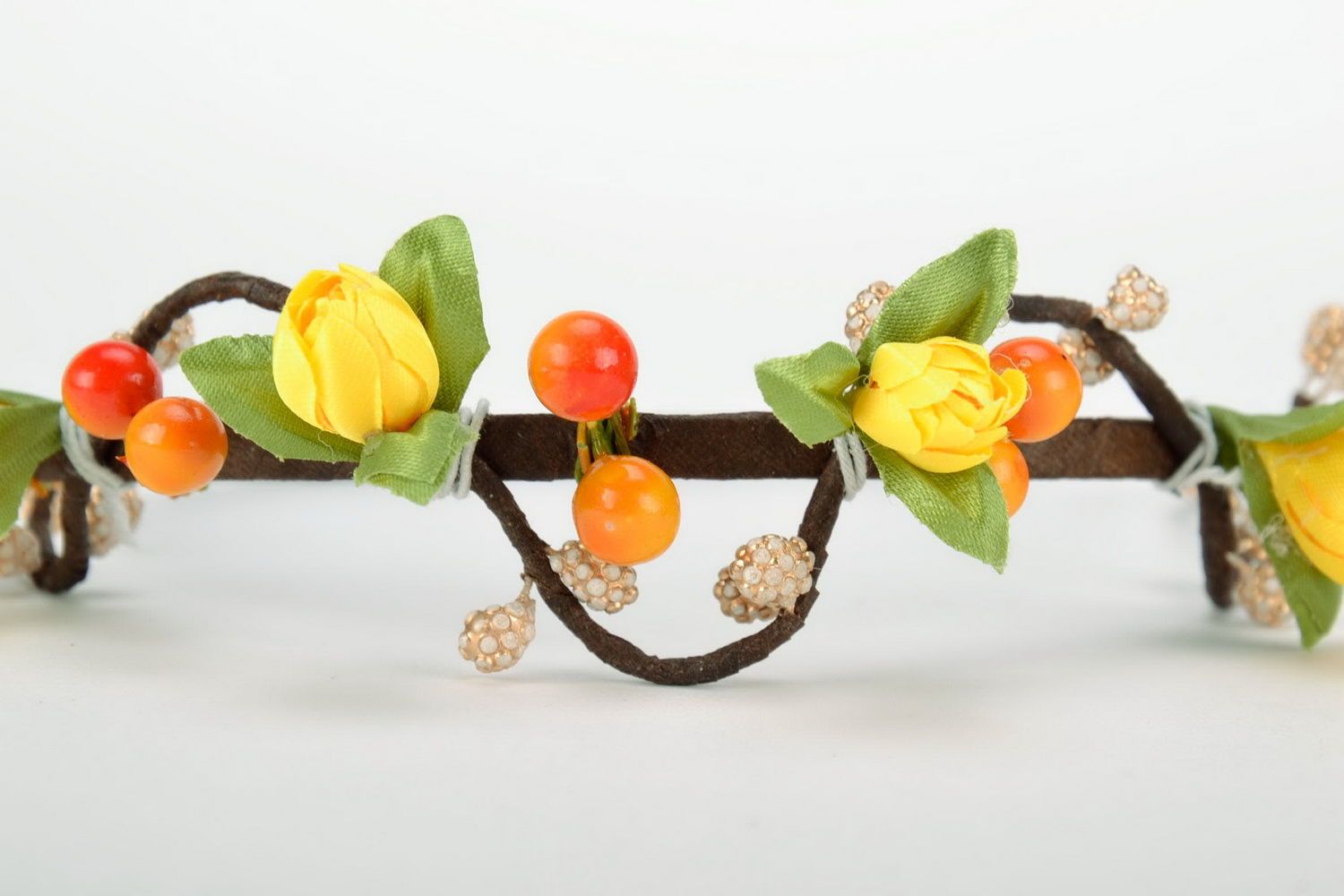 Headband made from flowers and berries photo 1
