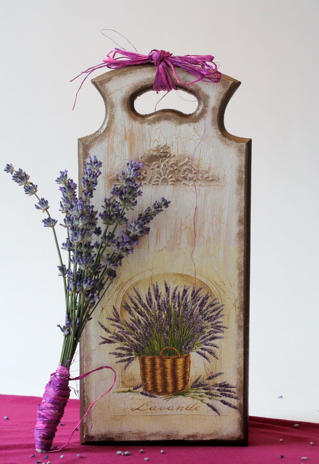 Tagliere di legno fatto a mano oggetto decorativo decoupage con fiori da campo foto 1