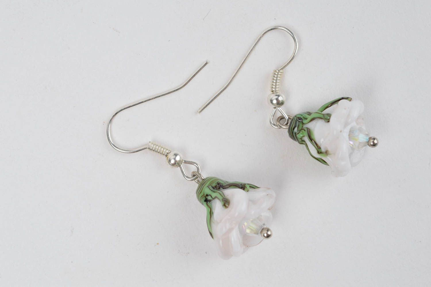 Boucles d'oreilles fleurs Bijou fait main en verre blanches Cadeau femme photo 3