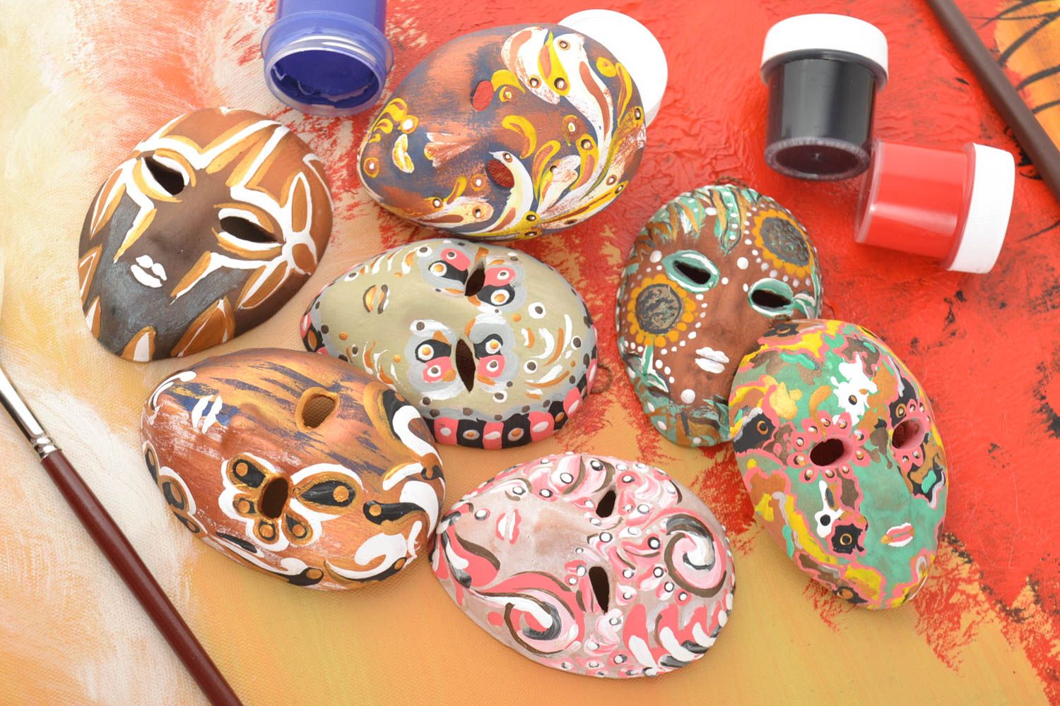 Handmade dekorative Masken aus Ton Set 7 Stück mit Acrylfarben bemalt bunt klein foto 1