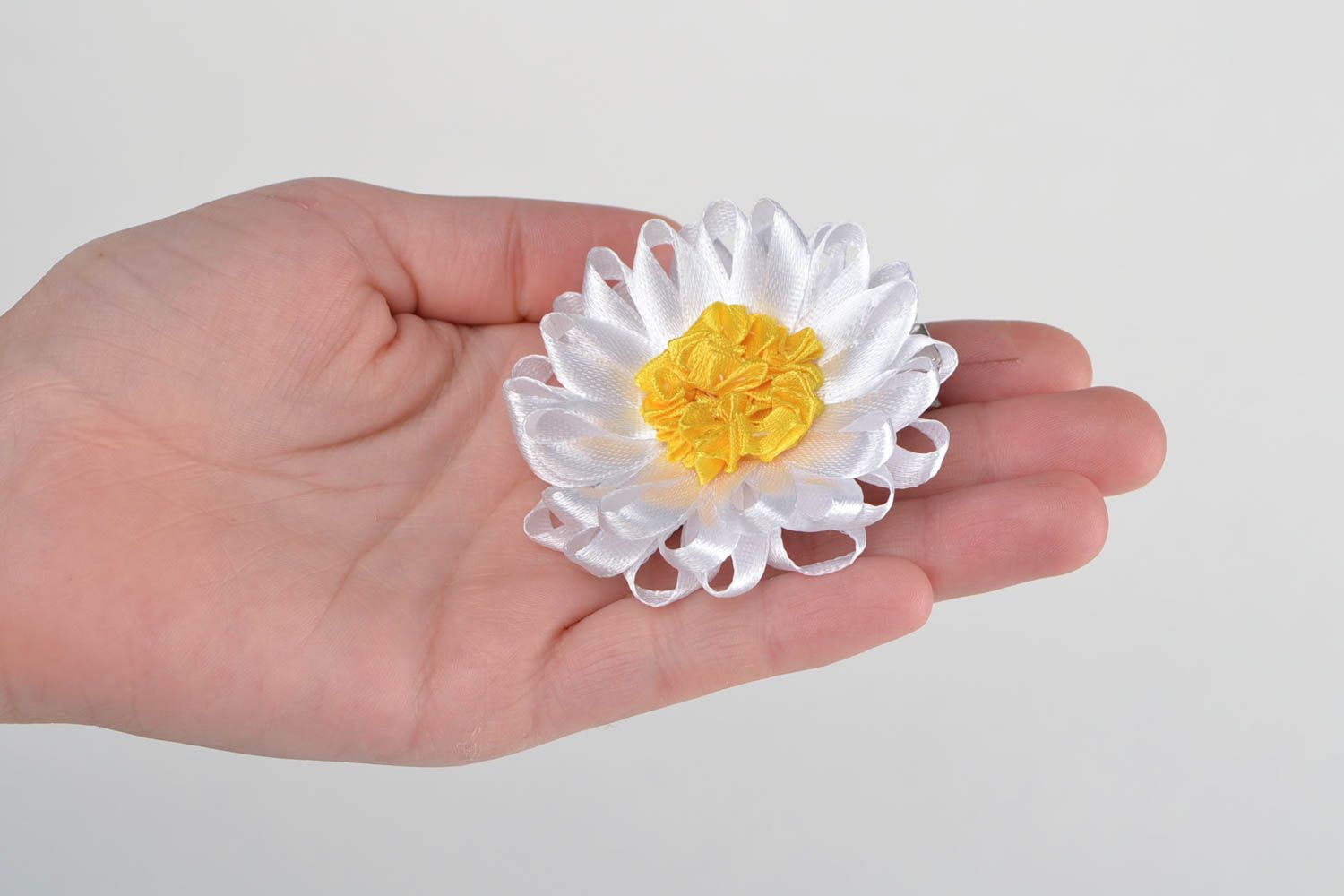 Детская заколка цветок канзаши в виде ромашки белая с желтым средняя хэнд мейд фото 2