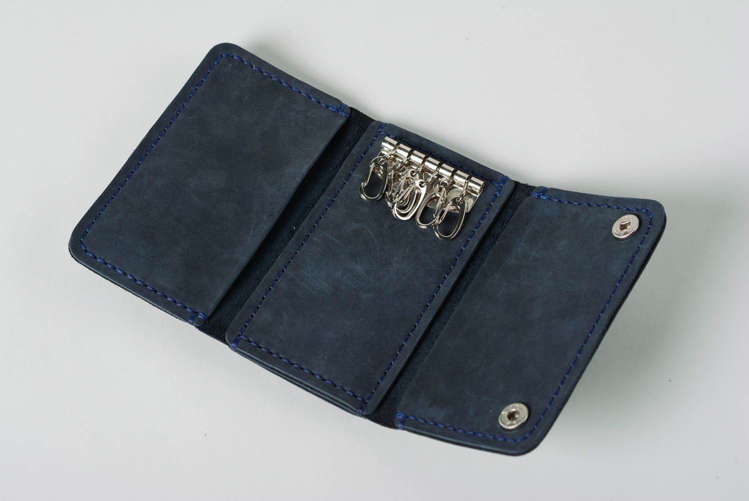Handmade classic designer genuine leather key case of black color for men photo 3