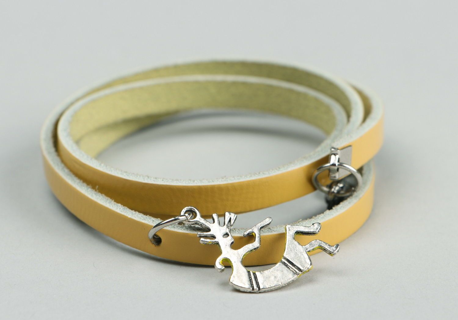 Beige leather bracelet with pendants photo 3