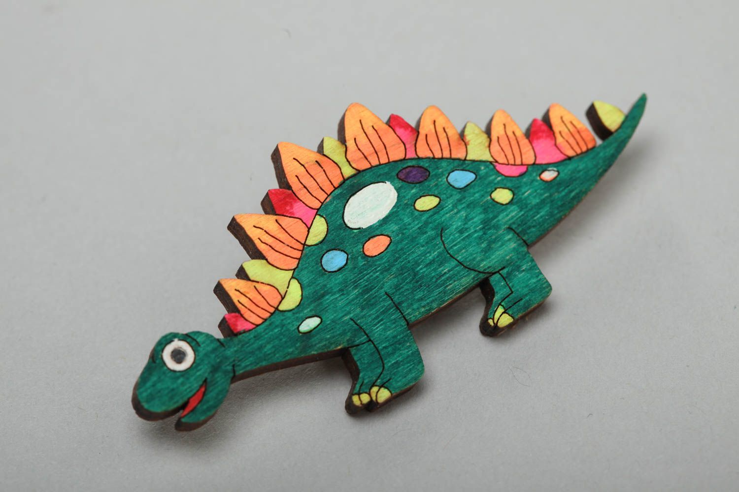 Broche en bois peinte de couleurs acryliques faite main pour enfant Dinosaure photo 2