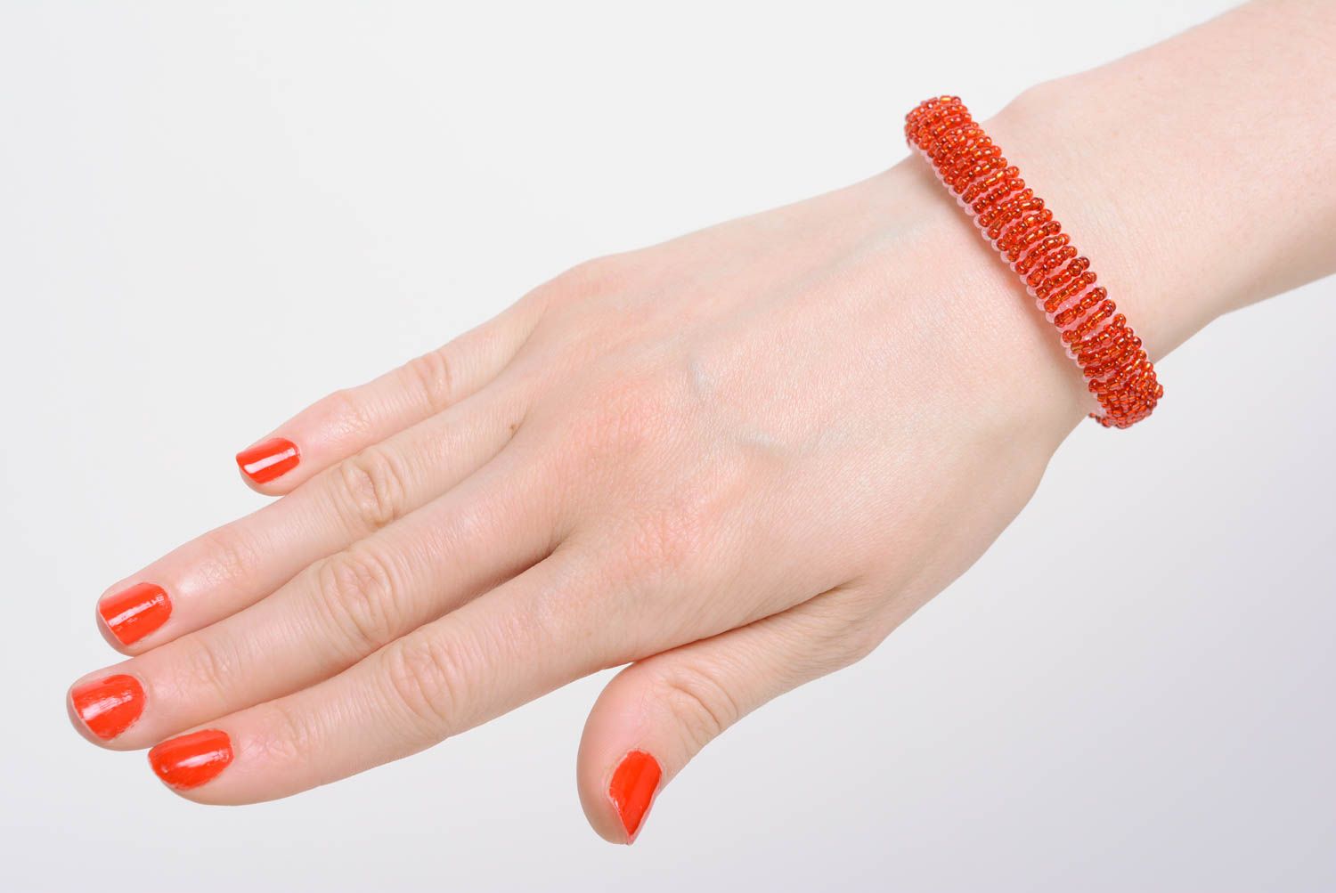 Einfaches rot weißes Armband aus Glasperlen für Alltag künstlerisch handgemacht foto 4